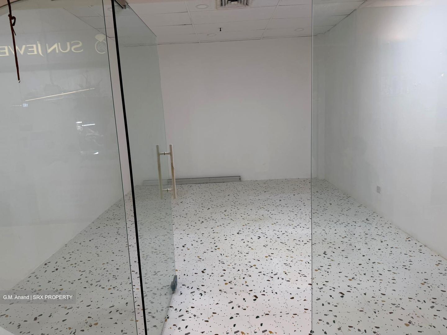 Lucky Plaza (D9), Retail #539630971